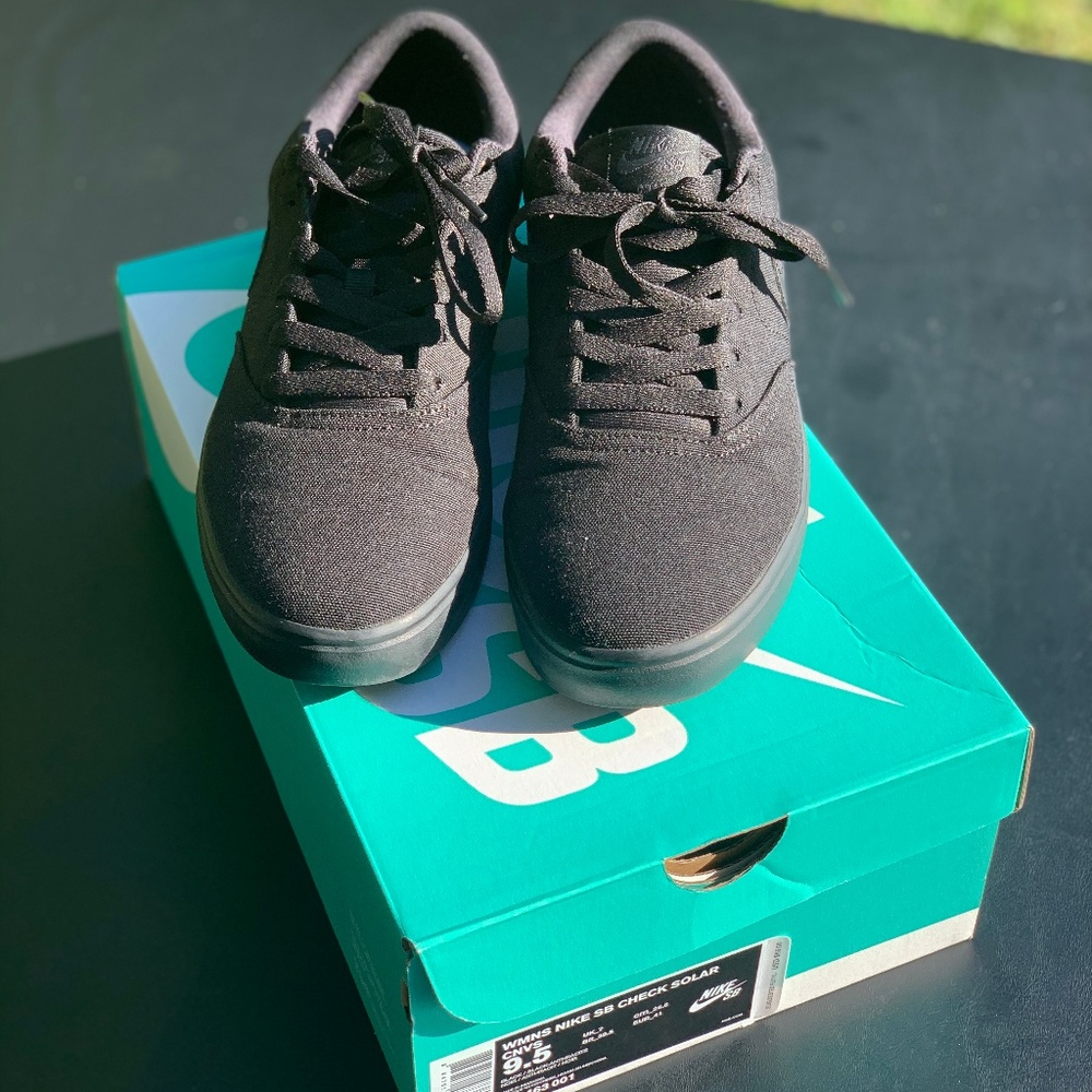 NIKE Women's Canvas Shoes